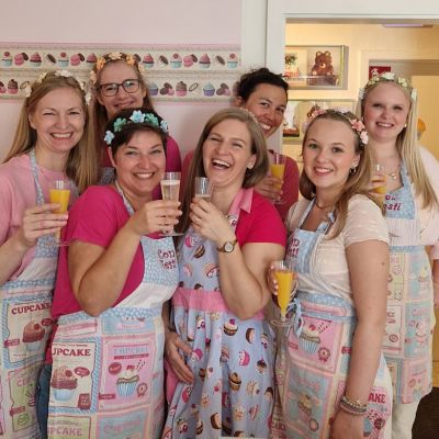 Polterbackparty als Junggesellinnenfeier, wo man mit Sekt anstößt