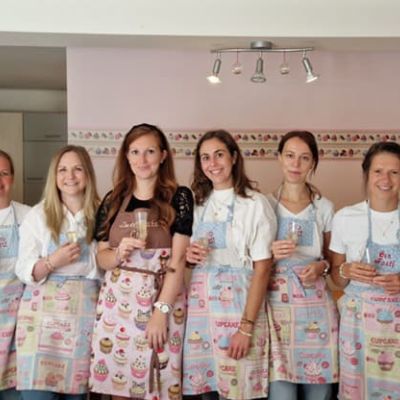 Polterbackparty bei Con Festi in Völs - Frauengruppe stößt mit Sekt an