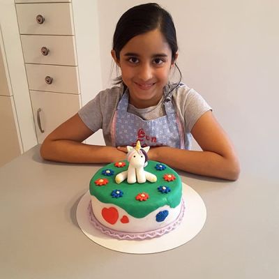 Einhorn Torte dekoriert im Einzelbackkurs