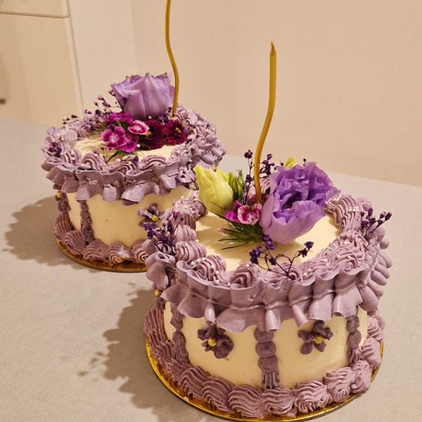 Vintage Lambeth Cake mit Blüten und violetter gespritzter Borte