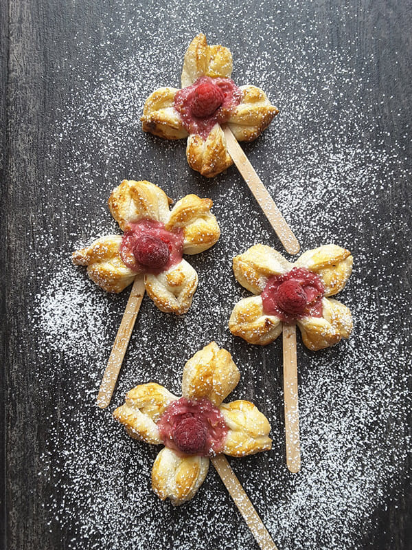 S&uuml;&szlig;e Blumen aus Bl&auml;tterteig am Stiel
