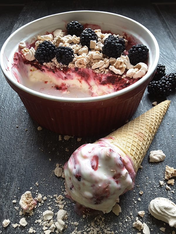 Brombeereis mit Merengue