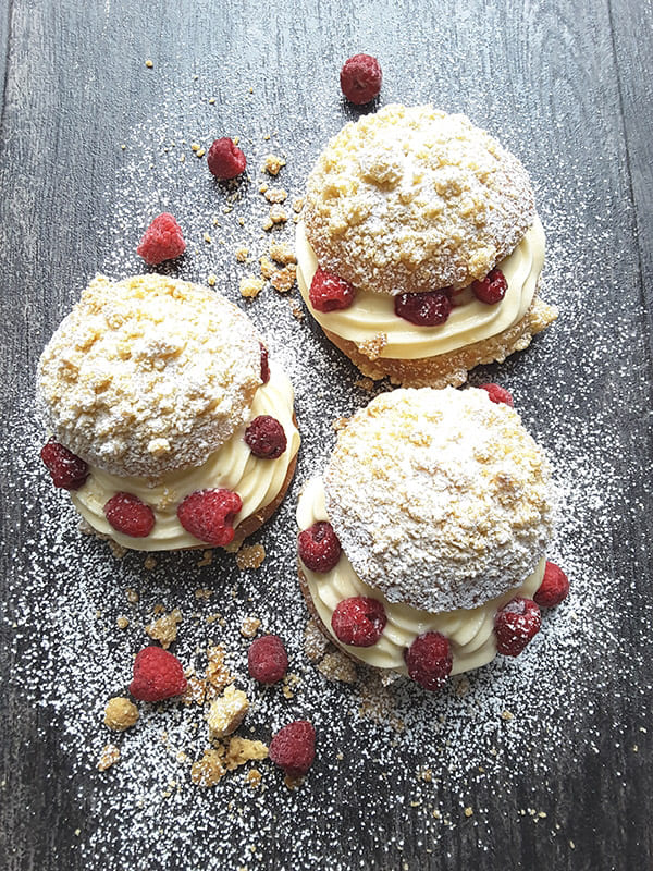 Streusel-Vanillekrapfen mit Eierlik&ouml;r und Himbeeren