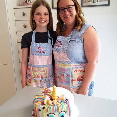 Gemeinsam Backen – Mutter und Tochter backen Einhorntorte