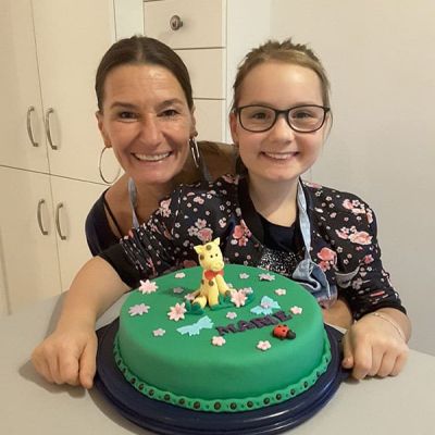 Mutter und Tochter gestalten gr&uuml;ne Torte mit Giraffe 