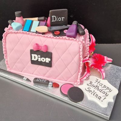 Dior-Torte mit Make-Up zum Geburtstag von Selina