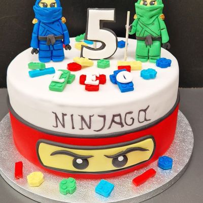Ninja-Lego-Torte mit Figuren und Fondant
