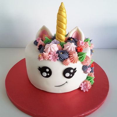 Dekorierte Einhorntorte mit goldenem Horn