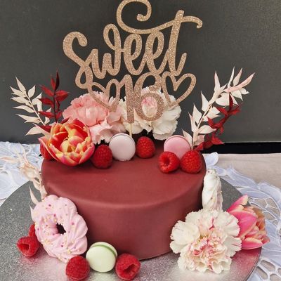 Rote Sweet-Sixteen Geburtstagstorte mit Früchten und Macarons