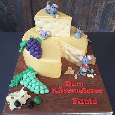 Kaeselaib-Torte mit modellierten Mäusen und Weintrauben von Con Festi