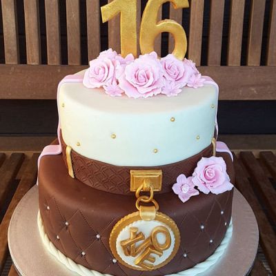 Torte zum 16 Geburtstag in Weiß und Braun mit Blumen
