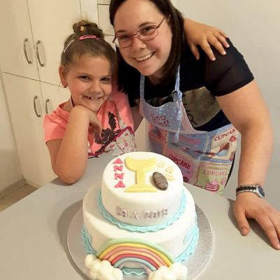 Gemeinsam Backen – Mutter und Tochter backen Tauftorte mit weissem Fondant und Regenbogen