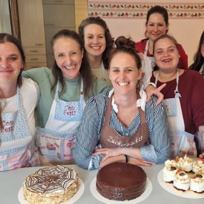 Torten backen als Firmenevent mit den Arbeitskolleginnen