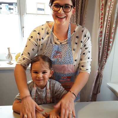 Mutter und Tochter backen f&uuml;r Ostern