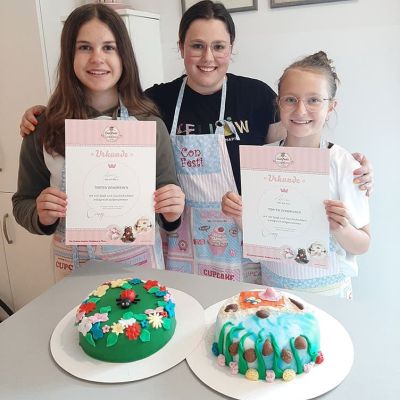Schwestern backen und dekorieren Torten im Unterwasserwelt und Wiese Design
