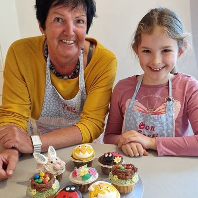 Oma und Enkelin backen und dekorieren Cup Cakes mit Oster-Motiven im Backkurs bei Con Festi