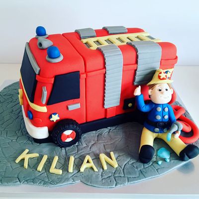 Feuerwerkauto-Torte mit Feuerwehrmann