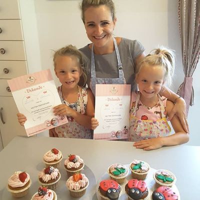 Eltern-Kind-Backkurs Cup Cakes dekorieren