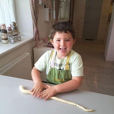 Kinderbackkurse ab 5 Jahren – Junge beim Teig formen