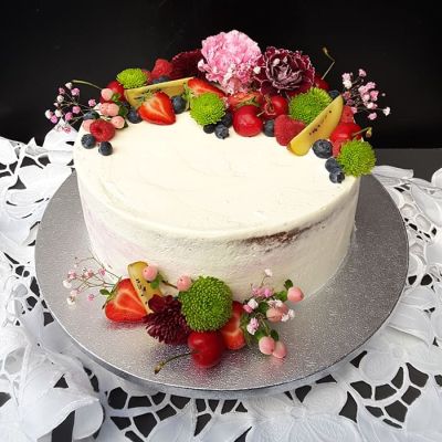 Naked Cake weiss mit Schlagobers und Früchten