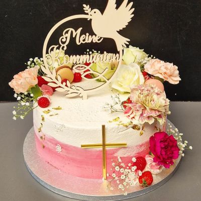 Zweifärbige Torte in Weiß und Rosa zur Erstkommunion