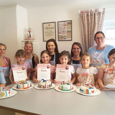 Kinder gestalten gemeinsam mit ihren M&uuml;ttern eine Schulstart-Torte