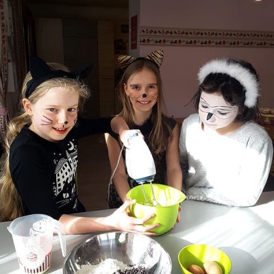 Verkleidet bei der Faschings-Backparty in Völs bei Innsbruck