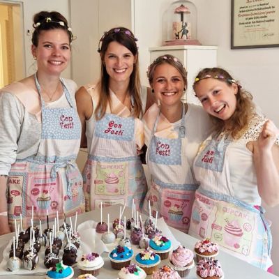 Junggesellinnenabschied-Backparty mit der Gestaltung von Cup Cakes und Cake Pops bei Con Festi