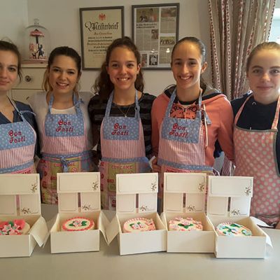 Kleine Torte dekorieren beim Teenie-Backkurs