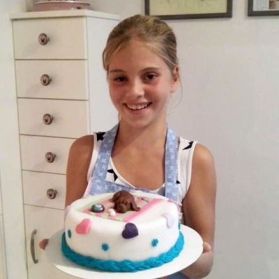 Torte dekorieren mit modelliertem Hund im Kinderbackkurs