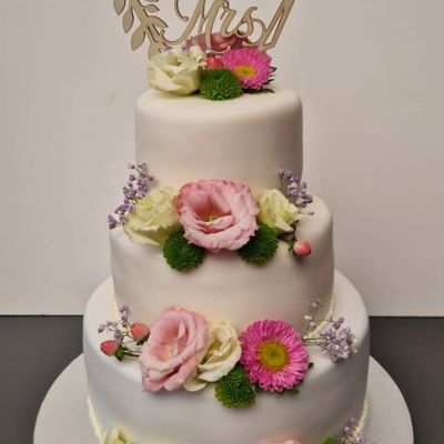 3-stöckige Hochzeitstorte mit Fondant, Blumen und Holzschild