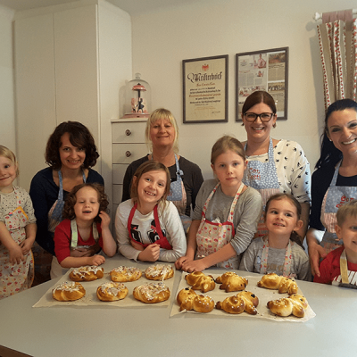 Eltern und Kinder backen f&uuml;r Ostern bei Con Festi Nahe Innsbruck