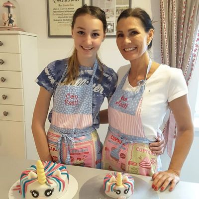 Mutter und Tochter dekorieren eine Einhorntorte