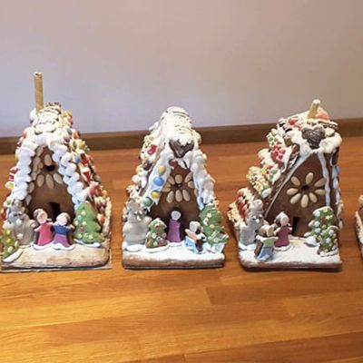 Lebkuchenhaus bei Eltern und Kinder Backen gestalten