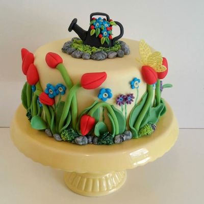 Torten dekorieren Thema Fr&uuml;hling mit Garten und Giesskanne