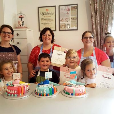 Mütter und Kinder gestalten Schulstarttorte bei Con Festi