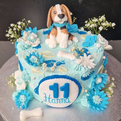 Geburtstagstorte mit Hundefigur, Knochen und Blumen zum 11. Geburtstag