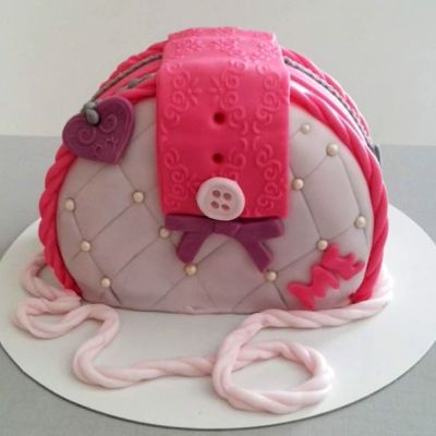 Torte als Handtasche dekorieren