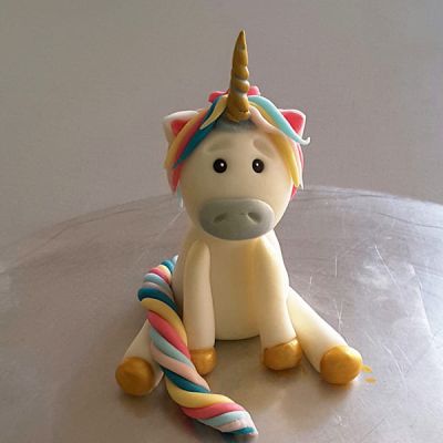 Einhorn modellieren im Kinderkurs
