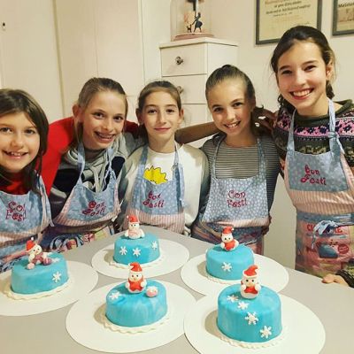 Torte dekorieren im winterlichen Design mit Schneemann