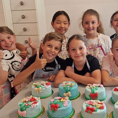 Backkurs zum Kindergeburtstag &ndash; Torten mit Blumenstrauss dekorieren in Tirol