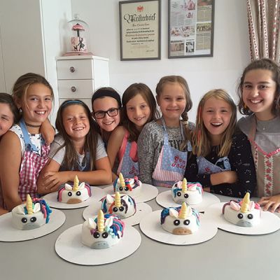 Kinder backen Einhorntorte bei Con Festi in Tirol 