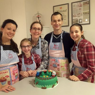 Familien beim Backen bei Con Festi Nähe Innsbruck