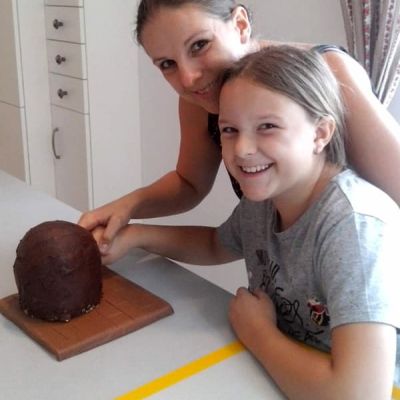 Mutter und Tochter beim Backkurs bei Con Festi in V&ouml;ls