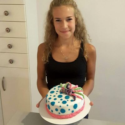 Torte mit Muster dekorieren im Kinderbackkurs bei Con Festi Nähe Innsbruck