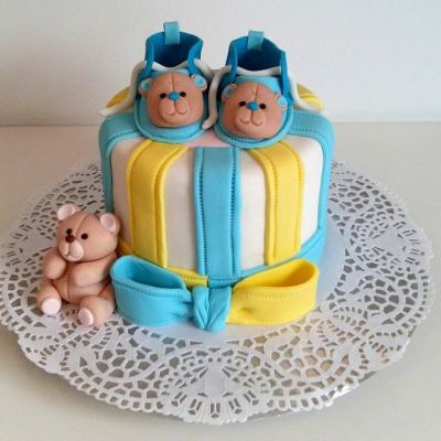 Motivtorte für die Geburt mit Teddybären-Babyschuhen