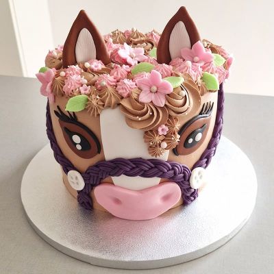 Pferdekopf-Torte mit Blumen