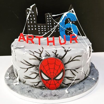Spiderman Motivtorte mit Spinnweben und Maske