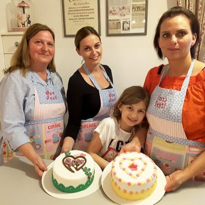 Familie dekoriert Torten 