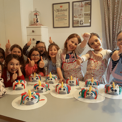 Einhorntorte dekorieren beim Kindergeburtstag bei Con Festi